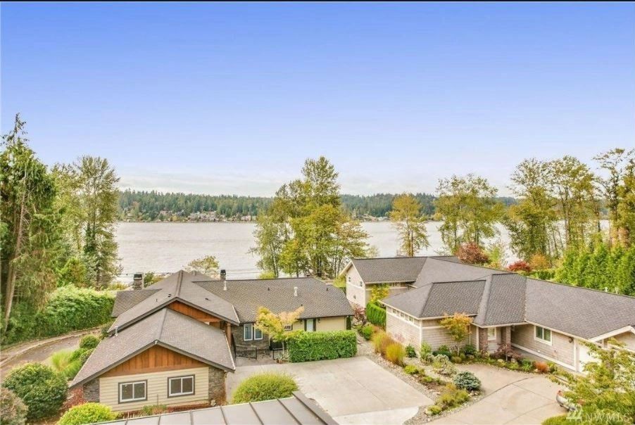 Aerial view of the Eagle Shores homes on Lake Sammamish