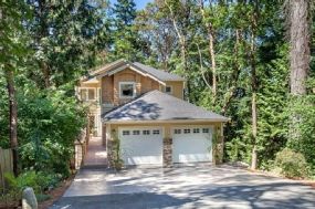 Custom home at Holmes Point, Kirkland